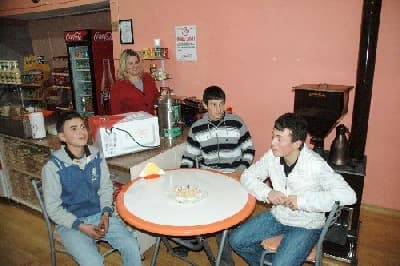 <font face="Arial" size="2">Yaşadığı beldede eskiden pide ve lahmacun fırını olarak kullanılan bir iş yerini kiralayan gen&ccedil; girişimci, ge&ccedil;en yıl haziran ayında 150 liralık sermayesiyle dondurma satışına başladı. İlk aylar m&uuml;şteri sıkıntısı yaşayan Baykan, işleri artınca masa sayısını arttırmaya karar verdi. Kadın Emeğini Değerlendirme Vakfı'ndan 2 bin 500 liralık mikro kredi &ccedil;eken Baykan, iki olan masa sayısını 12'ye &ccedil;ıkardı. Poğa&ccedil;a tezg&acirc;hı, &ccedil;ay ve tost makinesi alarak işini k&uuml;&ccedil;&uuml;k &ccedil;apta b&uuml;y&uuml;ten Baykan, iş yerini kısa s&uuml;rede kafeteryaya d&ouml;n&uuml;şt&uuml;rd&uuml;.</font> <p><font face="Arial" size="2">Kendi ayaklarının &uuml;zerinde durmanın &ccedil;ok g&uuml;zel bir şey olduğunu s&ouml;yleyen Baykan, kendi işini kurmasında iş bulamamasının etkili olduğunu belirtti. M&uuml;cadele edildiği takdirde herkesin bir şeyleri başarabileceğini ifade eden Baykan, &quot;<font color="#333399">Ben ev kızıydım. &Uuml;&ccedil; yıl işe ara verdikten sonra evdeki hayat boş gelmeye başladı. İş aradım bulamadım. Malum herkes iş arıyor ama maalesef işsizlik &ccedil;ok k&ouml;t&uuml; durumda. İş bulamayınca kendi yaşadığım beldede kendi işimi kurmaya karar verdim. &Ccedil;ok d&uuml;ş&uuml;nd&uuml;kten sonra dondurma satmayı karar verdim. Ailem de destek verince bir yakınımızın d&uuml;kk&acirc;nını kiraladım. Dondurma şirketi ile anlaştım. 150 liralık sermaye, 2 masa ve bir dondurma dolabıyla işe başladım. İki ay iş olmadı. Vatandaşların alışmasını beni kabul etmesini bekledim. K&uuml;&ccedil;&uuml;k yerlerde iş tutturmak &ccedil;ok zor. Daha sonra işlerim a&ccedil;ıldı. Masalar yetmedi</font>.&quot; diye konuştu.</font></p>