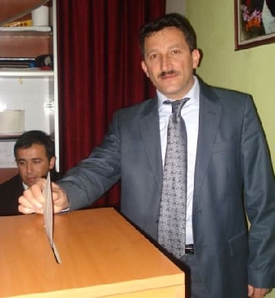 <p><font face="arial,helvetica,sans-serif" size="2">Divan başkanlığını SESOB Başkanvekili Abdurrahman Caymaz'ın yaptığı kongrede konuşan mevcut oda başkanı Aydın Sert, yeniden aday olmayacağını belirterek, &quot; <font color="#333399">Bu zamana kadar temsil haklarını bana emanet eden esnaf kardeşlerim i&ccedil;in m&uuml;cadele ettim. Bazı eksikliklerimizde olmuş olabilir. Ama bizler esnaflarımızla her zaman bir b&uuml;t&uuml;n halinde &ccedil;alışarak bir şeyler yapmanın gayreti i&ccedil;inde olduk. Yeni se&ccedil;ilecek olan başkan ve y&ouml;netimine başarılar diliyorum. Onların da her zaman yanlarında olduğumu bilmelerini isterim.&quot;</font> dedi.</font></p><p><font face="arial,helvetica,sans-serif" size="2">Başkanlığa aday olduğunu a&ccedil;ıklayan Mehmet Emin Sert ise Karap&uuml;r&ccedil;ek Şof&ouml;rler ve Otomobilciler Esnaf Odası'na bu zamana kadar hizmet veren ve esnafa fayda sağlayan eski başkanlar ve y&ouml;netim kurulu &uuml;yelerine teşekk&uuml;r ettiğini s&ouml;yledi.</font></p><p><font face="arial,helvetica,sans-serif" size="2">Sert, &quot;<font color="#333399">Odamıza kurulduğu g&uuml;nden bu yana hizmet verenlerin esnaf &uuml;zerinde emekleri &ccedil;ok b&uuml;y&uuml;kt&uuml;r. Ben ve oluşturduğum y&ouml;netimim ile bu g&ouml;reve talibiz. Esnafların ve emeği ge&ccedil;enlerin emanetlerine sahip &ccedil;ıkacağımızdan kimsenin ş&uuml;phesi olmasın</font>.&quot; şeklinde konuştu.</font></p><p><font face="arial,helvetica,sans-serif" size="2">SESOB Başkanvekili Abdurrahman Caymaz ise gelen kurulun Karap&uuml;r&ccedil;ek il&ccedil;esine hayırlı olmasını dileyerek, se&ccedil;im kuruluna yetkiyi devretti. Se&ccedil;im kurulu tarafından başlatılan oy verme işleminde ise 119 &uuml;yesi bulunan odanın &uuml;yeleri sandık başına giderek yeni başkan ve y&ouml;netimini belirledi. Tek liste ile gidilen se&ccedil;imlerde Mehmet Emin Sert oda başkanlığı g&ouml;revine se&ccedil;ildi.</font></p>