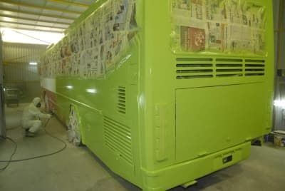 <font face="Arial" size="2">Makine İkmal M&uuml;d&uuml;rl&uuml;ğ&uuml;'nde onarım ve bakımdan ge&ccedil;irilen eski otob&uuml;sler, daha sonra p&uuml;sk&uuml;rtme y&ouml;ntemiyle sentetik boya kullanılarak yeşile boyanıyor. B&uuml;y&uuml;kşehir Belediyesi Ulaşım Daire Başkanlığı'ndan konu ile ilgili yapılan a&ccedil;ıklamada, &quot;<font color="#333399">Ulaşımda yeni aldığımız yeşil renkli ara&ccedil;larımızı kullanmaya başladık. Bu durum eski otob&uuml;slerle yeni otob&uuml;sler arasında renk farklılıkları oluşturdu. Otob&uuml;slerin bazılarının kırmızı, bazılarının yeşil olması estetik a&ccedil;ıdan hoş bir g&ouml;r&uuml;nt&uuml; oluşturmuyordu. Bu nedenle mevcutta kullanılan otob&uuml;slerin de yeşile boyatılmasını kararlaştırdık. Bu karar doğrultusunda 13 adet kırmızı renkteki b&uuml;y&uuml;k otob&uuml;s&uuml;m&uuml;z&uuml; yeşile boyuyoruz. Boyanan otob&uuml;slerle yeni otob&uuml;slerimizin arasındaki renk farkı ortadan kalkıyor. B&ouml;ylece g&ouml;rsel y&ouml;nden uyum sağlanmış olacak</font>&quot; denildi.</font>