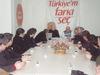 <font face="Arial" size="2"><strong><font color="#000000">Raporlar, Genel Merkeze&nbsp;Sunulacak</font></strong><br /><br />Yıldırım&nbsp;başkanlığında yapılan araştırma &ccedil;alışmaları doğrultusunda siyasette&nbsp;yaşanan sıkıntıları, beklentileri ve hedeflerin belirlenmesi y&ouml;n&uuml;nde rapor hazırlanıyor. <br /><br />Yıldırım, 2010-2014 yılları arasında uygulamaya konulacak olan strateji planlarının &ccedil;alışmalarını her hafta d&uuml;zenli olarak ger&ccedil;ekleştireceklerini ifade etti ve s&ouml;zlerini ş&ouml;yle tamamladı:<font color="#333399"> &quot;Bu stratejilerin hazırlanması s&uuml;recinde kendimize 3 ayrı y&ouml;nde paydaş bulduk. Birinci paydaşımız partimize g&ouml;n&uuml;l vererek &ccedil;alışanlar. İkincisi hizmetlisi olduğumuz halkımız, &uuml;&ccedil;&uuml;nc&uuml;s&uuml; ise geleceğin teminatı gen&ccedil;lik. O</font><font color="#333399">rtaya &ccedil;ıkan sonu&ccedil;ları rapor halinde genel merkeze&nbsp;sunağız. Bu paydaşlara y&ouml;nelik&nbsp; araştırmaları 5 kişilik bir heyetle rapor haline getiriyoruz.&quot;</font> dedi. </font>