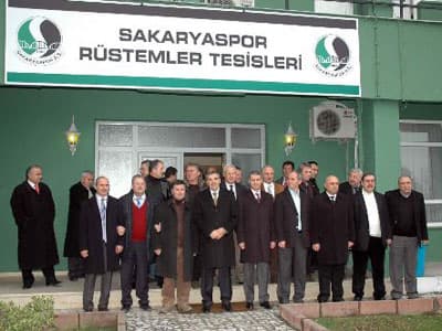 <p><font face="arial,helvetica,sans-serif" size="2">Yağcıoğlu ve &Ccedil;etin'e 10 ma&ccedil; i&ccedil;in verilen 350 bin TL'yi haram ettiklerini belirten G&uuml;rses, sezon başında acemilikleri nedeniyle kandırıldıklarını ve lisans sorununu &ccedil;&ouml;zemediklerini ifade etti. </font></p><p><font face="arial,helvetica,sans-serif" size="2">G&uuml;rses, ''Şu anda bulunduğumuz yerden elimizdekilerle başlayalım' dedik. 1 hafta i&ccedil;inde sorunlu dosyaların yarısından fazlasını &ccedil;&ouml;zd&uuml;k. İyi ki de hemen başlamışız. Birilerinin &ccedil;ıkıp engel olacaklarından ş&uuml;phe duymadık. Lisansları &ccedil;ıkarmak i&ccedil;in hayatımızı ortaya koyduk ama en b&uuml;y&uuml;k ihaneti Sakaryalı zannedilenlerden g&ouml;rd&uuml;k. Anladık ki onlar Sakaryalı değilmiş. En b&uuml;y&uuml;k ihaneti s&ouml;zde Sakaryalılar Recep &Ccedil;etin ve İlker Yağcıoğlu'ndan g&ouml;rd&uuml;..Lisans sorunun aşılması konusunda en b&uuml;y&uuml;k engeli İlker Yağcıoğlu ve yardımcısı Recep &Ccedil;etin'den g&ouml;rd&uuml;k. Bu şehirde ge&ccedil;en sezon en b&uuml;y&uuml;k kıyakların yapıldığı, ilk tecr&uuml;belerini kazandıkları ve haram olarak 350 bin TL'ye mal olan İlker ve Recep birlik olup &ouml;n&uuml;m&uuml;ze engel oldular. 10 ma&ccedil; i&ccedil;in verilen 350 bin TL haram olsun. Ben yaşadığım ve g&ouml;rev yaptığım s&uuml;rece, hayatım boyunca bu iki ismin bu camianın kapısından i&ccedil;eri girmesine izin vermeyeceğim. Bunu herkes b&ouml;yle bilsin.'' dedi. </font></p><p><font face="arial,helvetica,sans-serif" size="2">Kul&uuml;b&uuml;n 10 yılda 120 milyon TL harcanarak TFF 2. Lig'e d&uuml;şt&uuml;ğ&uuml;n&uuml; ifade eden G&uuml;rses, ş&ouml;yle konuştu: &quot;Lisans sorunu i&ccedil;in &ccedil;ok &ccedil;aba harcadık. Başkasının bu camiaya hayrı olmaz, biz bize yeteriz. Sakaryaspor'un zarar g&ouml;rmesini isteyenler &uuml;z&uuml;lecekler ama maalesef lisans sorununu &ccedil;&ouml;zd&uuml;k. Bu işi sonunda başardık. D&uuml;şmanlarımız &ccedil;atlasın, dostlarımız sevin&ccedil; g&ouml;zyaşları d&ouml;ks&uuml;n.&quot;</font></p>