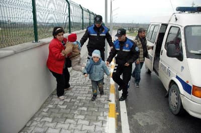 İş Bulmak için Geldiler, Sokakta Kaldılar