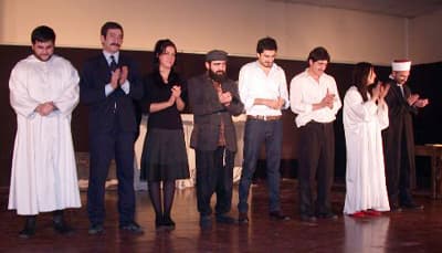 <p><font face="arial,helvetica,sans-serif" size="2">Bayraktar, SEDER'in bu anlamda eğitim, k&uuml;lt&uuml;r ve sosyal faaliyetlerle ilgili her zaman eğitimcilerin yanında olacağını vurguladı. Yoğun bir d&ouml;nemi geride bırakan &ouml;ğretmenlerin dinlenmeleri ve yorgunluklarını atmaları i&ccedil;in bu oyunu getirdiklerini dile getiren Bayraktar, b&uuml;y&uuml;k ilgiye teşekk&uuml;r etti.</font></p>