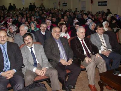 <p><font face="arial,helvetica,sans-serif" size="2">Hekimoğlu İsmail'in Menan Cinleri adlı kitabından uyarlanan oyunu Greyfurt Tiyatro Grubu oyuncuları sahneye koydu. B&uuml;y&uuml;k ilgi g&ouml;ren oyun, inan&ccedil;sız bir gencin bir su&ccedil; işleyip cezaevine d&uuml;şmesi ve koğuşta kırmızı kaplı kitaplarla tanışıp iman edip hidayete ermesini, ancak cezaevinden &ccedil;ıkamadan idam edilmesini anlatıyor. </font></p><p><font face="arial,helvetica,sans-serif" size="2">Oyun &ouml;ğretmenleri kimi zaman g&uuml;ld&uuml;r&uuml;rken, kimi zaman da ağlattı. Sakarya Milli Eğitim M&uuml;d&uuml;r&uuml; Murat Yazıcı, oyun sonunda oyunculara &ccedil;i&ccedil;ek takdim etti. </font></p>