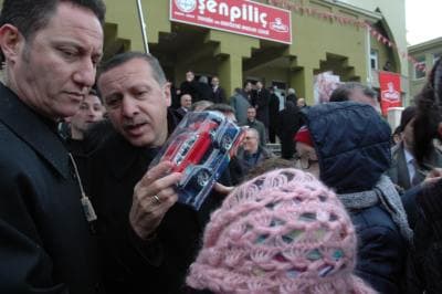 <font face="arial,helvetica,sans-serif" size="2"><strong>DEMOKRASİYE İNANIN</strong><br /><br />Millet tek başına iktidar yetkisi veriyorsa ona kimsenin g&ouml;lge d&uuml;ş&uuml;rmeye hakkı olmadığını anlatan Erdoğan, s&ouml;zlerini ş&ouml;yle s&uuml;rd&uuml;rd&uuml;: &quot;Son zamanlarda bazı gazeteler de ortaya &ccedil;ıkan son gelişmeler ne t&uuml;r oyunlar oynandığını g&ouml;r&uuml;yorsunuz. Ne t&uuml;r ahlaksızlar olduğunu g&ouml;r&uuml;yorsunuz. AK Parti beğenmiyormuş beğenmeyebilirsiniz ama AK Parti'yi hazmetmek zorundasın. İşte demokrasi bu. Farklı arayışlar i&ccedil;inde olamazsın. Eğer demokrasiye inanıyorsan. Eğer demokrasiye inanmıyorsan adam gibi &ccedil;ıkarsın bir demokrasiyle<br />bir derdim yok sen neden yanasın onu a&ccedil;ıklarsın darbeden yana mısın &ccedil;ıkarsın onu a&ccedil;ıklarsın. Adam gibi a&ccedil;ıklarsın gizli kapılar arkasında bu iş artık kalmıyor bir g&uuml;n bunların hepsi ortaya &ccedil;ıkıyor. İşte &ccedil;ıktı. Artık yok b&ouml;yle bir şey &ccedil;ıkıyor. Daha bundan sonra kim bilir neler &ccedil;ıkacak.&quot;<br /><br />Merhum Menderes ve merhum &Ouml;zal'a yapılanların aynısının bug&uuml;n bir kez daha yapıldığını belirten Erdoğan, şunları s&ouml;yledi: &quot;Tayyip Erdoğan ve arkadaşlarını beğenmeyebilirsin. Yapılanlara bak ya g&ouml;z&uuml;ne girsin ya T&uuml;rkiye'nin d&uuml;nyada kazandığı itibarı g&ouml;r. Yok niye Tayyip Erdoğan ve arkadaşlarının artık boyuna posuna takıyor kafayı yaşam şekline takıyor kafayı bilemiyorum ama her zaman s&ouml;yl&uuml;yorum alışacaklar. Bunlar yapılanı bozmaktan bunlar yapılanı yıkmaktan başka hi&ccedil;bir becerileri olmayan ama zeytin yağı<br />gibi &uuml;st &uuml;ste &ccedil;ıkıp yıkıcılıkla su&ccedil;layacak kadar pervasızlar. Biz işimize bakacağız. Biz yapan olacağız, yapıcı olacağız. Onlar kaos &uuml;retecek.&quot;<br /><br />&Uuml;lkede istikrar i&ccedil;in &ccedil;alıştıklarını anlatan Erdoğan, ş&ouml;yle konuştu: &quot;Onlar k&ouml;t&uuml;mserlik karamsarlık &uuml;retecek. Biz inadına umut diyeceğiz. Onlar ihanet diyecek. Biz inadına milli birlik diyeceğiz beraberlik diyeceğiz. Biz kardeşlik diyeceğiz g&ouml;n&uuml;l k&ouml;pr&uuml;leri kuracağız. Onlar milletin egemenliğini gasp etmek i&ccedil;in senaryolar &uuml;retecek. Biz inadına demokrasi diyeceğiz, huzur diyeceğiz. &Ouml;zg&uuml;rl&uuml;k diyeceğiz. Bir T&uuml;rkiye diyeceğiz farkımız bu. Kim ne yaparsa yapsın hangi senaryoyu hazırlarsa hazırlasın bu &uuml;lkenin<br />geleceğini karartmak i&ccedil;in hangi hukuk dışı oluşumun i&ccedil;inde olursa olsun bunlara prim vermeyecek bunlara taviz vermeyecek bunlar karşısında boynumuzu asla ve asla b&uuml;kmeyeceğiz. &Ccedil;&uuml;nk&uuml; milletin emaneti kutsaldır. O emanete uzananlara aziz milletimiz y&uuml;ce iadesini her zaman verdi bundan sonra verecek. Biz bir olacağız. B&uuml;t&uuml;n olacağız. Birliğimizi b&uuml;t&uuml;nl&uuml;ğ&uuml;m&uuml;z&uuml; beraberliğimizi en &ouml;nemlisi de kardeşliğimizi muhafaza edecek T&uuml;rkiye'yi aydınlık g&uuml;nlere g&ouml;t&uuml;receğiz.&quot;<br /></font>
