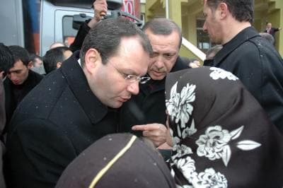 <font face="arial,helvetica,sans-serif" size="2"><strong>YEDİ YILDA &Ccedil;OK İŞ YAPTIK<br /></strong><br />Başbakan Erdoğan, T&uuml;rkiye'yi g&uuml;zel g&uuml;nlerin beklediğini ifade ederek s&ouml;zlerine ş&ouml;yle devam etti: &quot;Yedi yılda T&uuml;rkiye'nin &ccedil;ehresi değişti makus talihi değişti. Oynanan oyunları iyi g&ouml;r&uuml;n &uuml;retilen senaryoları iyi anlayın. Kışkırtmalara tuzaklara gelmeyin. Karamsarlık k&ouml;t&uuml;mserlik pompalayanların odakların tuzağına d&uuml;şmeyin. T&uuml;rkiye'yi zayıflatmak isteyenlerin T&uuml;rkiye'yi mutlu yolcuğundan refahtan huzurdan alı koymak isteyenlerin provokasyonlarına asla ve asla boyun eğmeyin. Soğukkanlıkla birlik ve<br />beraberlik i&ccedil;inde kardeşlik i&ccedil;inde t&uuml;m engelleri aşarız. Tarihte bunu defalarca yaptık yine yapacağız. Yine başaracağız. T&uuml;rkiye'yi d&uuml;nyada hakkettiği konuma yine taşıyacağız.&quot; <br /><br />Başbakan Erdoğan konuşmasının sonunda eğitim tesislerini yaptıran hayırseverlere plaket verdi. 26 tesis Başbakan Erdoğan tarafından hizmete a&ccedil;ıldı. Başbakan Erdoğan daha sonra Sakarya'dan İstanbul'a gitti. <br /></font>
