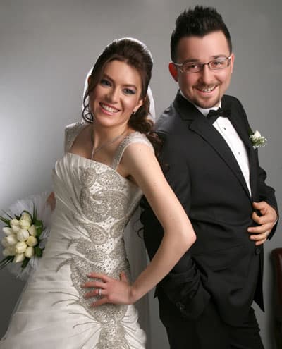 <p><font face="arial,helvetica,sans-serif" size="2"><strong>RENKLİ D&Uuml;Ğ&Uuml;N T&Ouml;RENİ</strong></font></p><p><font face="arial,helvetica,sans-serif" size="2">Oscar Party Club&rsquo;&uuml;n organizasyonuyla ger&ccedil;ekleşen 3 kamera ve 3 fotoğraf makinesinin kullanıldığı d&uuml;ğ&uuml;n t&ouml;reninde; 40 deneyimli personel g&ouml;rev yaptı. Gen&ccedil; &ccedil;ifte takı takmak i&ccedil;in yarışa giren davetliler uzun kuyruklar oluşturdu. <br /><br />Davetlilere yemek ikram edildiği cemiyette, şehrimizin tanınmış pasta ustası Metin Dağdeviren&rsquo;in tarafından da &ouml;zel olarak hazırlanan kalpli pastalarda davetlilere sunuldu. Gecede pop sanat&ccedil;ısı Hakan G&uuml;m&uuml;ş&rsquo;ta kısa bir konser verdi. <br /><br />Katılımlarından dolayı davetlilere teşekk&uuml;r eden Tuğba ile &Ouml;zkan Saral &ccedil;ifti; d&uuml;ğ&uuml;n sonrası balayına nereye gittiklerini ise sır gibi sakladı.<br /></font></p>