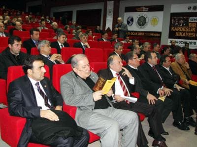 <font face="Arial" size="2">Sempozyumun ikinci g&uuml;n&uuml;nde bir konuşma yapan İzmir Emniyet M&uuml;d&uuml;r&uuml; Erc&uuml;ment Yılmaz, Gaffar Okkan'ı kelimelerle anlatmanın yetersiz kalacağını s&ouml;yledi. Yılmaz, Gaffar Okkan &ouml;ld&uuml;ğ&uuml; zaman esnafın kepenk kapattığını ve kepenklerin &uuml;zerine suikastı kınayan ve Gaffar Okkan'a sevgilerini ifade eden s&ouml;zler yazdıklarını belirterek, </font><font size="2"><font face="Arial"><font color="#000080">&quot;Bunu insanlara zorla yaptıramazsınız. Bunu ancak sevgi yaptırabilir. Gaffar ağabey insanları sevdi, insanlar da onu. Form&uuml;l bu işte: Her şeyin başı sevgi. İşin sırrı burada. Bunu &ccedil;ok<br />iyi incelemek ve anlamak gerekiyor. Onun uygulamaları bug&uuml;n okullarda ders olarak okutuluyor. Toplum Destekli Polis projesi buna g&uuml;zel bir &ouml;rnektir&quot;</font> dedi. <br /><br />Sempozyumun kapanış konuşmasını yapan Sempozyum D&uuml;zenleme Kurulu Başkanı Do&ccedil;. Dr. Mazhar Bağlı, sempozyumun T&uuml;rkiye i&ccedil;in &ouml;nemine değindi. Sempozyum d&uuml;zenlemenin &ccedil;ok kolay olmadığını s&ouml;yleyen Mazhar Bağlı, kısa bir s&uuml;rede buna en iyi şekilde hazırlandıklarını s&ouml;yledi. 2 g&uuml;n s&uuml;ren sempozyumda akademisyenlerin bildirilerini sunduklarını ve konuya &ccedil;ok farklı yaklaşımlar getirdiklerini s&ouml;yleyen Mazhar Bağlı, </font></font><font size="2"><font face="Arial"><font color="#000080">&quot;Fikirlerin konuşulduğu yerde &ccedil;&ouml;z&uuml;m vardır. Konuşmak ve dinlemek bizi &ccedil;&ouml;z&uuml;me g&ouml;t&uuml;ren bir adımdır. Bize<br />b&ouml;yle g&uuml;zel bir ortamı sağlayan Hendek Belediye Başkanı Ali İnci'ye t&uuml;m akademisyenler adına teşekk&uuml;r ediyorum&quot;</font> diye konuştu. <br />Hendek Belediye Başkanı Ali İnci de sempozyuma katılan hocalara teşekk&uuml;r etti. Hendek Belediyesi olarak b&ouml;yle bir programa ev sahipliği yapmaktan onur duyduklarını s&ouml;yleyen Başkan İnci, <font color="#000080">&quot;Gaffar Okan, kardeşliği ve milli birliği icraatıyla ortaya koşmuş. Her yerde buna ihtiya&ccedil; vardır. Kendisi yıllar &ouml;nce bu a&ccedil;ılımı yapmıştır. Halkın i&ccedil;ine girmiştir. Bunlar &ouml;nemli şeylerdir. Sempozyuma katılmanızdan dolayı teşekk&uuml;r ediyorum. İnşallah bu sempozyumu kitaplaştıracağız&quot;</font> dedi.<br /><br />Katılımcılar sempozyum sonunda Şehit Emniyet M&uuml;d&uuml;r&uuml; Ali Gaffar Okkan'ın mezarını ziyaret ettiler</font></font>