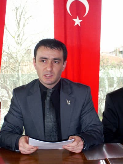 <p><font face="arial,helvetica,sans-serif" size="2"><strong>SAKARYA HEPAR 8 İL&Ccedil;EDE M&Uuml;CADELEDE</strong> </font></p><p><font face="arial,helvetica,sans-serif" size="2">Yeni kurulan teşkilatlarımız ile birlikte Sakarya da ki il&ccedil;e teşkilatı sayımız 8&rsquo;e y&uuml;kselmiştir. Bug&uuml;ne kadar kurulan teşkilatlarımız ve il&ccedil;e başkanları şunlardır; </font></p><p><font face="arial,helvetica,sans-serif" size="2"><strong>ADAPAZARI İL&Ccedil;ESİ:</strong> &Ouml;ZCAN KO&Ccedil;<br /></font><font face="arial,helvetica,sans-serif" size="2"><strong>ARİFİYE İL&Ccedil;ESİ:</strong> H&Uuml;SN&Uuml; KALKAN<br /></font><font face="arial,helvetica,sans-serif" size="2"><strong>SAPANCA İL&Ccedil;ESİ:</strong> CELAL ARAPOĞLU<br /></font><font face="arial,helvetica,sans-serif" size="2"><strong>ERENLER İL&Ccedil;ESİ:</strong> SERVİN&Ccedil; TANIK<br /></font><font face="arial,helvetica,sans-serif" size="2"><strong>S&Ouml;Ğ&Uuml;TL&Uuml; İL&Ccedil;ESİ:</strong> HAMİT ULU<br /></font><font face="arial,helvetica,sans-serif" size="2"><strong>HENDEK İL&Ccedil;ESİ:</strong> ŞABAN ŞEN<br /></font><font face="arial,helvetica,sans-serif" size="2"><strong>AYNARCA İL&Ccedil;ESİ:</strong> ŞENER D&Uuml;ZG&Uuml;N<br /></font><font face="arial,helvetica,sans-serif" size="2"><strong>KOCAALİ İL&Ccedil;ESİ:</strong> MUHAMMET YAN</font></p><p><font face="arial,helvetica,sans-serif" size="2">Diğer il&ccedil;elerimizde de teşkilatlanma g&ouml;r&uuml;şmelerimiz devam etmektedir. Genel se&ccedil;imlere kadar hedefimiz 16 il&ccedil;ede 16 teşkilattır. Milli M&uuml;cadele d&ouml;neminden sonraki en b&uuml;y&uuml;k halk &ouml;rg&uuml;tlenmesi olarak tarihe ge&ccedil;ecek olan Parti &ouml;rg&uuml;tlenmemiz T&uuml;rk halkının son umududur. Bu y&uuml;zden de t&uuml;m vatansever halkımızı Hak ve Eşitlik Partisi &ccedil;atısı altında Milli m&uuml;cadeleye davet ediyoruz, İSTİKLALİMİZİ KORUMAK İ&Ccedil;İN.&nbsp; </font></p>