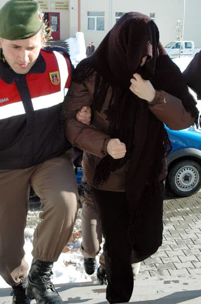 <strong><font face="Arial" size="2" color="#000000">H&uuml;ng&uuml;r H&uuml;ng&uuml;r Ağladı</font></strong> <p><font face="Arial" size="2">Doktorların bile hayretle karşıladığı 15 dakikalık doğum olayının ardından tedavisi tamamlanan anne A.T., jandarmalar tarafından hastanenin arka kapısından gizlice &ccedil;ıkarılarak Hendek İl&ccedil;e Jandarma Komutanlığı'na getirildi. Jandarmada ifadesi tamamlanan anne A.T., &ouml;ğleden sonra adliyeye getirildi. Adliye merdivenlerinden &ccedil;ıkarılan gen&ccedil; kız, y&uuml;z&uuml;n&uuml; giysileri ile gizlerken sorulan soruları cevapsız bıraktı. Adliyeye girişte h&uuml;ng&uuml;r h&uuml;ng&uuml;r ağlayan gen&ccedil; kadın, jandarmalar tarafından n&ouml;bet&ccedil;i cumhuriyet savcının odasına g&ouml;t&uuml;r&uuml;ld&uuml;. <br /><br /><strong>Kabus Dolu G&uuml;nler Yaşadı</strong><br /><br /></font><font face="Arial" size="2">&Ouml;te yandan iddialara g&ouml;re A.T.'nin bir okul arkadaşı ile ilişkiye girdiği ancak daha sonra beraber olduğunu iddia ettiği M.&Ccedil;.'den yaklaşık 4 ay sonra ayrıldığı, hamileliği konusunda karar aşaması d&ouml;neminde zamanın ge&ccedil;mesi sebebiyle &ccedil;ocuğu aldıramadığı ortaya &ccedil;ıktı. Ailesinin duyacağı korkusuyla kabus dolu g&uuml;nler yaşadığı, Zonguldak'taki okuluna giderken sancısının tuttuğu ve ilk molada &ccedil;ocuğu doğurmak suretiyle ka&ccedil;tığı y&ouml;n&uuml;nde ifade verdiği &ouml;ğrenildi. <br /><br />A.T. cumhuriyet savcısı tarafından ifadesi alındıktan sonra tutuksuz yargılanmak &uuml;zere serbest bırakıldı</font></p>