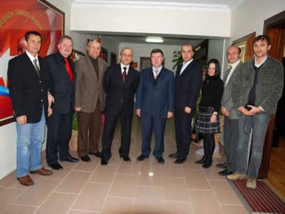 <p><font face="arial,helvetica,sans-serif" size="2">&quot;T&uuml;rkiye'de herkesin istediği su&ccedil;u işleme &ouml;zg&uuml;rl&uuml;ğ&uuml;ne sahiptir. Ama yakalandığında da cezasını &ccedil;eker&quot;diyen Bilkay, su&ccedil; ve su&ccedil;lularla etkin bir şekilde m&uuml;cadele edeceklerini dile getirdi. Afyon'da g&ouml;rev yaptığı d&ouml;nemde faili me&ccedil;hul olayın kalmadığına dikkati &ccedil;eken Bilkay, gece g&uuml;nd&uuml;z halkın arasında olacağını belirtti. </font></p><p><font face="arial,helvetica,sans-serif" size="2">Bilkay, şunları kaydetti: &quot;&Ouml;ğleyin alışkanlık gereği bir saat uyuyorum.. Ama gece de saat 04.00'e kadar ayaktayım..S&uuml;rekli şehir i&ccedil;inde gezerek, gerek meslektaşlarımı, gerekse halkı kontrol ederim. Zaten yapım gereği, gece de g&uuml;nd&uuml;z de halkın arasında olurum.&quot; </font></p><p><font face="arial,helvetica,sans-serif" size="2">Afyon'da kısa s&uuml;re i&ccedil;erisinde sivil toplum &ouml;rg&uuml;tleri,, iş d&uuml;nyası, basın ve halkla &ccedil;ok sıcak diyaloglarının olduğunu ifade eden Bilkay, &quot;Ayrılışım sırasında duygusal anlar yaşadık.&quot; diye konuştu. </font></p><p><font face="arial,helvetica,sans-serif" size="2">Gazeteciler Cemiyeti Başkanı Matur ise polis ve gazeteciliğin birbirini tamamlayan iki ayrı meslek grubu olduğunu belirterek, &quot;Bu anlamda ilimize atanan emniyet m&uuml;d&uuml;r&uuml;m&uuml;z ve emniyet teşkilatı ile Sakarya basını arasında iyi bir diyalog ve işbirliği zemini oluşturulacağını d&uuml;ş&uuml;n&uuml;yoruz.&quot; ifadesini kullandı.</font> </p>