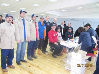 <font face="Arial" size="2">Heyet, Hendek Belediyesi b&uuml;nyesinde kurulu bulunan Hendek Belediyesi acil kurtarma Timi (HAKUT) ve T&uuml;rkiye Radyo Amat&ouml;rleri Derneği'nin (TRAC) Sakarya şubesini ziyaret etti ve Hendek Belediyesi Ticaret Merkezi Konferans Salonu'nda HAKUT ve TRAC &ccedil;alışmalarının resim sergisini gezdi. HAKUT Başkanı Harun Kaynak, &ccedil;alışmaları hakkında geniş bilgiler aktardı. Kan bağışı standını da gezen Heyet Başkanı Tekin K&uuml;&ccedil;&uuml;kali, sağlıklı bir ortamda vatandaşların kan vermelerini izledi. Kan verenlere ge&ccedil;miş olsun<br />dileğinde bulunan K&uuml;&ccedil;&uuml;kali vatandaşlarla sohbet etti. <br /><br />Hendek Belediye Başkanı Ali İnci, başlatmış oldukları kan bağışı kampanyasına &ouml;ncelik ederek kan bağışında bulundu. Başkan İnci, &quot;Kan bağışı kampanyamıza yoğun ilginin olduğunu g&ouml;rmek sevindirici, inşallah kan bağışı kampanyalarımız aralıklı olarak devam edecektir&quot; dedi. Başkan İnci, Ticaret Merkezi Konferans Salonu'nda yaptığı konuşmada 17 ağustos depremi &ouml;ncesi HAKUT ve TRAC'ı kurduklarını, 17 ağustos ve 12 kasım depremlerinde iletişim ve kurtarma &ccedil;alışmalarında aktif rol oynadıklarını s&ouml;yledi. Kızılay Hendek Şube Başkanı Kamil Odabaş, hayatında hi&ccedil; bu kadar mutlu bir g&uuml;n yaşamadığını belirterek t&uuml;m bağış&ccedil;ılara teşekk&uuml;r etti. <br /><br />Kızılay Genel Başkanı Tekin K&uuml;&ccedil;&uuml;kali,142 yıldır T&uuml;rk Kızılayı'nın t&uuml;m afetlerde aktif rol oynadıklarını belirterek, &quot;G&ouml;zyaşı ve acının dini, dili yoktur. Biz acının olduğu her yerde varız. Haiti depremine ilk ulaşan yardım kuruluşu biz olduk. 12 ocakta deprem oldu, 13 ocakta biz oradaydık. Bundan sonra da t&uuml;m afetlerde, d&uuml;nyanın neresinde olursa olsun olmaya devam edeceğiz. T&uuml;rk Kızılayı &uuml;lkenin her yerinde ızdırap &ccedil;eken insanların yanında olmaya gayret ediyor. T&uuml;rkiye genelinde 748 şubesi ile Kızılay hizmetlerine devam ediyor&quot; dedi. K&uuml;&ccedil;&uuml;kali, T&uuml;rkiye'de en fazla kan bağışı yapan şehrin Sakarya, Sakarya'da da en &ccedil;ok kan bağışı yapan il&ccedil;enin Hendek olduğunu belirterek t&uuml;m Hendeklilere teşekk&uuml;r etti. Hendek Belediye Başkanı Ali İnci, programın sonunda Kızılay Genel Başkanı Tekin K&uuml;&ccedil;&uuml;kali'ye ve Kızılay Hendek Şube Başkanı Kamil Odabaş'a plaket takdim ederek &ccedil;alışmalarından dolayı teşekk&uuml;r etti. <br /><br />Kızılay Genel Başkanı Tekin K&uuml;&ccedil;&uuml;kali, Hendek Belediye Başkanı Ali İnci'ye, Kızılay G&ouml;n&uuml;ll&uuml;s&uuml; Plaketi ve Kızılay hatırası fincan hediye etti </font>