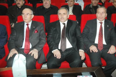 <font size="2"><font face="Arial"><strong><font color="#000000">Kızılay'ın da Eksikliği Var</font></strong><br /><br />1999 yılında meydana gelen Marmara depremine T&uuml;rkiye'nin hazırlıksız yakalandığını ifade eden K&uuml;&ccedil;&uuml;kali, &quot;<font color="#333399">Sadece Kızılay değil ama Kızılay da burada eksiklikler yapmıştı, bunu kabul ediyorum&quot;</font> dedi.&nbsp;&nbsp;<br /><br />K&uuml;&ccedil;&uuml;kali, Hendek Belediyesi tarafından Ticaret Merkezi Konferans Salonunda ger&ccedil;ekleştirilen<font color="#333399"> &quot; Kan ver bir hayat kurtar&quot;</font> konulu konferansı izledi. </font></font>