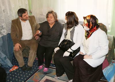 <font face="Arial" size="2"><strong>Gıda ve K&ouml;m&uuml;r Yardımı Yapılacak</strong></font><br /><br /><font face="Arial" size="2">Ahşap ev, farelere ve haşerelere karşı B&uuml;y&uuml;kşehir Belediyesi &Ccedil;evre Koruma ve Kontrol Daire Başkanlığı tarafından ila&ccedil;landı. Aileye, B&uuml;y&uuml;kşehir Belediyesi tarafından daha &ouml;nceden de yapılan gıda ve k&ouml;m&uuml;r yardımı devam edecek. <br /><br />İnceleme sonrası bir a&ccedil;ıklama yapan Sakarya B&uuml;y&uuml;kşehir Belediyesi &Ccedil;&ouml;z&uuml;m Masası M&uuml;d&uuml;r&uuml; Alpay Şirin, ailenin daha sağlıklı bir eve taşınması ve &ouml;z&uuml;rl&uuml; kızlarının hastanede tedavi ettirilmesi konusunda belediye olarak gerekeni yapacaklarını s&ouml;yledi.&nbsp;&nbsp;</font>