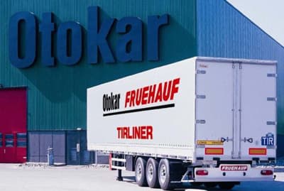 <p><font face="arial,helvetica,sans-serif" size="2">Otokar Satış M&uuml;d&uuml;r&uuml; Murat Tokatlı ekip olarak &ccedil;ok yoğun şekilde &ccedil;alıştıklarını, 2009 yılı başında frigofirik ve ADR sertifikalı treyler ara&ccedil;ları satışlarına konsantre olmayı hedeflediklerini ve bu &ccedil;alışmanın karşılığında hedeflerine ulaşarak pazar lideri olduklarını s&ouml;yledi.</font></p><p><font face="arial,helvetica,sans-serif" size="2">Konuyla ilgili a&ccedil;ıklamalarda bulunan Tokatlı, Otokar'ın Ar-Ge imk&acirc;nları ile kullanıcı isteklerinin, beklentilerinin Otokar standartları ile birleşmesinin başarıyı getirdiğini vurgulayarak, <font color="#333399">&quot;Treyler &uuml;retimindeki 27 yılı aşan deneyimimiz, uzmanlığımız, ilklere imza attığımız projeler, ara&ccedil;larımızın sahip olduğu uluslararası sertifikalar; &uuml;st&uuml;n g&uuml;venlik ve &ccedil;evre dostu uygulamalar Otokar markasını tercih edilmesinin diğer sebepleri.&quot; </font>dedi.</font></p>