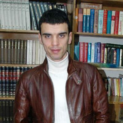 <p><font face="arial,helvetica,sans-serif" size="2"><strong>&Uuml;&Ccedil; AY &Ouml;NCE YAPTIĞIM DERECELERİ Hİ&Ccedil;BİR PİLOT YAKALAYAMADI</strong> <br /><br /></font><font face="arial,helvetica,sans-serif" size="2">Portekiz'deki testlerde rakiplerini canlı olarak izlediğini s&ouml;yleyen milli motosiklet&ccedil;i, &uuml;&ccedil; ay &ouml;nce yaptığı dereceleri hi&ccedil; bir pilotun yapamadığını vurguladı. <br /><br /></font><font face="arial,helvetica,sans-serif" size="2">Şampiyonada kullanacağı motosikletin de testleri &uuml;&ccedil;&uuml;nc&uuml; olarak tamamladığını anlatan Sofuoğlu, &quot;Testlerde rakiplerimi izledim. G&ouml;rd&uuml;ğ&uuml;m kadarıyla durum iyi g&ouml;z&uuml;k&uuml;yor. &Ccedil;&uuml;nk&uuml; &uuml;&ccedil; ay &ouml;nce yaptığım dereceleri hi&ccedil;bir pilot yakalayamadı. Onlardan daha iyi olduğuma inanıyordum. İki g&uuml;&ccedil;l&uuml; rakibim var. Testleri birinci ve ikinci olarak tamamladılar. İspanyol ve İngiliz iki pilot. Tahmin ettiğim rakipler onlar. İnşallah &ccedil;ekişmeli bir sezon olacak ama ben şampiyon olacağıma inanıyorum.Aynı zamanda kullanacağım motosiklet testleri &uuml;&ccedil;&uuml;nc&uuml; olarak tamamladı. Bu da motosikletimin iyi olduğunu g&ouml;steriyor. Sezon i&ccedil;in de &ccedil;ok umutluyum.&quot; ifadesini kullandı. </font></p><p><font face="arial,helvetica,sans-serif" size="2">Şampiyonanın ilk yarışından &ouml;nce 20 Şubatta Avustralya'da yapılacak testlerde pistlere geri d&ouml;neceğini bildiren Sofuoğlu, tek sıkıntısının istediği gibi spor yapamamak olduğunu kaydetti. 10 g&uuml;n i&ccedil;inde kondisyon idmanlarına başlayacağını ifade eden Sofuoğlu ş&ouml;yle konuştu; </font></p><p><font face="arial,helvetica,sans-serif" size="2">&quot;2,5 aydan beri motosiklet kullanmıyorum. Kondisyon eksikliği nedeniyle v&uuml;cudum biraz d&uuml;ş&uuml;şte. Ayağımı kırdığımdan beri 4 kilo verdim. Şu an tam olmak istediğim kilodayım. İnşallah 10 g&uuml;n i&ccedil;inde koşmaya, spor yapmaya ve fitness salonuna gitmeye başlayacağım. Biraz kondisyon eksikliğim var. Daha sonra Avustralya'da yapılacak iki g&uuml;nl&uuml;k testlerde motoruma yeniden alışacağım. İnşallah 28 Şubattaki ilk yarışta ilk birinciliğimi alacağım.&quot; </font></p><p><font face="arial,helvetica,sans-serif" size="2">2010 yılı hedefinin d&uuml;nya şampiyonluğunu yeniden T&uuml;rkiye'ye getirmek olduğunu dile getiren Sofuoğlu, &quot;<font color="#333399">Şampiyon olmak istiyorum. Buna o kadar inanıyorum ki ayağımı kırmama rağmen hi&ccedil;bir eksikliğim olmadığını d&uuml;ş&uuml;n&uuml;yorum. Bug&uuml;n bile motosikletimi kullanacağıma inanıyorum</font>.&quot; dedi.</font></p>