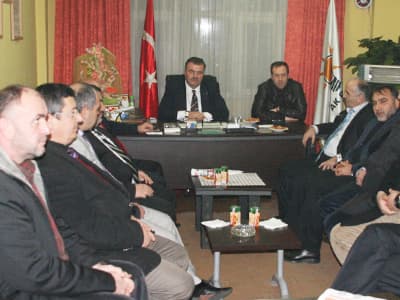 <font face="Arial" size="2">Karaoğlan, il&ccedil;e teşkilatında yaşananları değerlendirerek, <font color="#333399">&ldquo;Y&ouml;netim kurulundan istifa edenlerin teşkilatı sıkıntıya soktukları doğrudur. Ancak ben ve 19 arkadaşım g&ouml;revimizin başındayız. Genel merkezin vereceği karara saygımız sonsuz. Ancak teşkilatımızın başarıları da ortada, bu g&uuml;ne kadar yapılan t&uuml;m se&ccedil;imlerde il bazında en iyi oyu alan il&ccedil;eyiz. Bu da y&ouml;netimimizin başarısıdır. Başarıyı sahiplenirken başarısızlık varsa onu da biz &uuml;stleniriz bu makamların sevdalısı değiliz. Ben ge&ccedil;en kongre &ouml;ncesi İbrahim Ren&ccedil;ber ve Ersin Van kardeşime il&ccedil;e başkanlığına aday olmalarını beni de y&ouml;netime almalarını teklif ettim kabul etmediler. Ben iki d&ouml;nemden sonra bu başkanlığı zaten yapmam bu y&uuml;k&uuml; taşımak o kadar kolay değildir. &Ouml;n&uuml;m&uuml;zdeki d&ouml;nemde aday olmayacağımı da daha &ouml;nce a&ccedil;ıklamıştım. Son gelişmelerin sonucu ne olur onu bilmek m&uuml;mk&uuml;n değildir. Sonu&ccedil; ne olursa olsun kal derlerse başım &uuml;st&uuml;ne git derlerse de başım &uuml;st&uuml;ne ben AK Partiliyim&rdquo;</font> diye konuştu.</font>