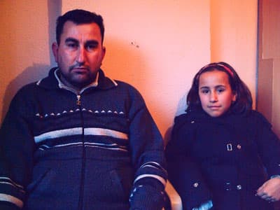 <font face="Arial" size="2"><strong><font color="#000000">24 Bin TL İstediler</font></strong><br /><br />Baba İsmail Değirmenci kıza protez kol takılması i&ccedil;in 24 bin TL'ye ihtiya&ccedil; olduğunu ifade ederek, <font color="#333399">&quot;24 bin TL'ye mal olan protezin parasını &ouml;deyemeyecek durumdayım. Arabalarda muavinlik yapıyorum. Bir ay i&ccedil;inde arabalarda muavinlik kaldırılacağı i&ccedil;in tamamen işsiz kalacağım. Herhangi bir sosyal g&uuml;vencemiz olmadığı i&ccedil;in 'Yeşil Kart' &ccedil;ıkarttım. Benden kurul raporu istediler. Raporu aldım. Kabul etmediler. Araştırma hastanesinden olmasını istediler. Onun i&ccedil;in mağdur oldum. D&ouml;rt n&uuml;fusum. Mutfak giderlerini dahi karşılamakta g&uuml;&ccedil;l&uuml;k &ccedil;ekiyorum. Hayırsever vatandaşlarımızın yardımlarını bekliyorum&quot;</font> diye konuştu.</font>