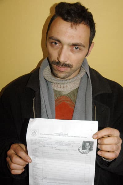 <font face="Arial" size="2">Davanın sonu&ccedil;lanmasının ardından gen&ccedil; kadının yeni vasisi Y&uuml;cel Yılmaz, mahkeme kararı ile jandarmaya giderek ablasının, eşi Turan Okan tarafından alıkonduğu ve ka&ccedil;ırıldığı iddiasında bulundu. İhbar &uuml;zerine harekete ge&ccedil;en jandarma ekipleri, Kaynarca il&ccedil;esi, M&uuml;ezzinler K&ouml;y&uuml;'ne giderek Sibel Okan'ı Turan Okan'dan aldı.&nbsp;&nbsp; <br /><br /><strong><font color="#000000">Ben Onun Parasında Değilim</font></strong><br /><br />Resmi olarak eşi Sibel Okan'la evli g&ouml;r&uuml;nen fakat eşinin vasiliği elinden alınan Turan Okan, yaşadığı duruma ve eşinin yakınlarına tepki g&ouml;sterdi. Turan Okan yaşadığı olayları anlatırken,<font color="#333399"> &quot;Ben onunla şizofren hastası olduğunu bilerek evlendim. Bazen saldırganlaşıyor. Benim can g&uuml;venliğim olmadığı halde evlenmeyi kabul ettim. Evi yaktıktan sonra onu hastaneye yatırdık. Tedavisinin ardından babamın evine g&ouml;t&uuml;rd&uuml;m. Sonra yakınları raporu y&uuml;zde 70'ten y&uuml;zde 94'e &ccedil;ıkarmışlar. &Ouml;z&uuml;rl&uuml; maaşı alıyordu. Raporu y&uuml;kselince bakım &uuml;creti de almaya başladı. Ben onun parasında değilim. Onun parası ancak onun tedavisine ve ihtiya&ccedil;larına gidiyor. Ben ailesinin devleti dolandırdığını d&uuml;ş&uuml;n&uuml;yorum. &Ouml;z&uuml;rl&uuml;l&uuml;k oranı y&uuml;kseltildi. Haksız yere para alıyorlar. O benim resmi nikahlı eşim. Onun vasisinin ben olmam gerekir. Ben vasilik hakkımın bana geri verilmesini istiyorum&quot;</font> dedi.&nbsp; </font>
