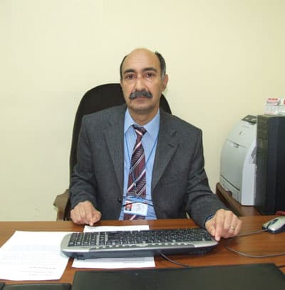 <p><font face="arial,helvetica,sans-serif" size="2"><strong>Hizmetler Avrupa Standartlarında</strong> </font></p><p><font face="arial,helvetica,sans-serif" size="2">Tedavisinin ardından M&uuml;d&uuml;rl&uuml;kteki g&ouml;revine sağlıklı bir şekilde geri d&ouml;nen Ali Rıza &Ouml;zmeşe, Yenikent Devlet Hastanesi&rsquo;nin hizmetlerinin Avrupa standartlarının bile &ccedil;ok &uuml;st&uuml;nde olduğunu ifade ederken, Enfeksiyon Servisi Uzman Doktoru Ayfer Bakır&rsquo;ın ise T&uuml;rkiye&rsquo;ye &ouml;rnek olabilecek bir doktor olduğunu s&ouml;yledi.<br /></font><br /><font face="arial,helvetica,sans-serif" size="2"><strong>Pansumanları Bile Yapıyorlar</strong></font></p><p><font face="arial,helvetica,sans-serif" size="2">Hastanede kaldığı s&uuml;re i&ccedil;inde kendisini evindeymiş gibi rahat hisseden Ali Rıza &Ouml;zmeşe, Dr.Ayfer Bakır&rsquo;ın hastalarıyla tek tek ilgilendiğini, s&uuml;rekli g&uuml;lery&uuml;z&uuml;yle hastalara moral verdiğini, ge&ccedil; saatlere kadar hastalarını ziyaret ettiğini, tatil g&uuml;n&uuml; olan Cumartesi ve Pazar g&uuml;nleri bile hastaneye gelerek hastalarının durumuyla yakından ilgilendiğini, &ccedil;oğu zaman pansumanları bile kendisinin yaptığını s&ouml;yledi. </font></p>