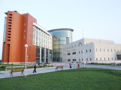 <p><font face="arial,helvetica,sans-serif" size="2"><strong>Sakarya&rsquo;da B&ouml;yle Doktorlar da Var</strong></font></p><p><font face="arial,helvetica,sans-serif" size="2">Hastaları tarafından &ccedil;ok sevilen Yenikent Devlet Hastanesi Enfeksiyon Servisi Uzman Doktoru Ayfer Bakır&rsquo;a teşekk&uuml;r etmeyi de ihmal etmeyen Ali Rıza &Ouml;zmeşe<font color="#333399"> &ldquo;&Uuml;lkemizde ve Sakarya&rsquo;da b&ouml;yle doktorların var olduğu g&ouml;rmekten b&uuml;y&uuml;k mutluluk duydum.&rdquo;</font> dedi.&nbsp;&nbsp;</font><font face="arial,helvetica,sans-serif" size="2"><br /></font>&nbsp;</p>