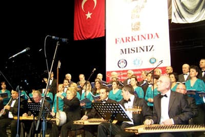 <p><font face="arial,helvetica,sans-serif" size="2"><strong>Son &Ccedil;alışması&nbsp;Pazartesi Gecesi Oldu</strong></font></p><p><font face="arial,helvetica,sans-serif" size="2">Sema Şimşisrgil Er, Pazartesi gecesi&nbsp; dernek merkezinde yapılan normal Musiki &ccedil;alışmalarına katıldı. Her zamanki gibi elinde notalar ile yakında yapılması planlanan konsere hazırlık ama&ccedil;lı arkadaşları ile &ccedil;alışan Sema Şimşirgil Er, ilk bir saatlik &ccedil;alışmadan sonra verilen arada hafif&nbsp;bir halsizlik hissettiğini arkadaşlarına&nbsp;s&ouml;yledi. Daha sonra&nbsp;ikinci periyot &ccedil;alışmasını yapan Şimşirgil Er&nbsp;fenalaşmaya başlayınca bir arkadaşının evine gitti ve yapılan t&uuml;m m&uuml;dahalelere rağmen kısa s&uuml;rede hayatını kaybetti.</font></p>