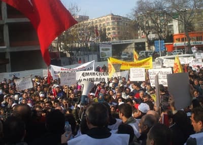 <font face="Arial" size="2">Tekel iş&ccedil;ileri tekrar a&ccedil;lık grevine başladı. Gelişmeleri değerlendiren T&uuml;rkİş, Hak-İş, Memur- Sen, T&uuml;rkiye Kamu- Sen ve KESK y&ouml;neticileri, &uuml;retimden gelen g&uuml;c&uuml; kullanarak yarın 1 g&uuml;nl&uuml;k iş bırakma kararı aldı. Başbakan Tayyip Erdoğan ise, sorunlarının &ccedil;&ouml;z&uuml;m&uuml; i&ccedil;in devreye girdiği Tekel iş&ccedil;ilerine ve onlara destek verenlere adeta patladı. <br /><br />Tekel iş&ccedil;ilerine &quot;<font color="#333399">Kullanılıyorsunuz&quot;</font> diyen ve evlerine d&ouml;nme &ccedil;ağrısı yapan Erdoğan, ay sonunda eyleme m&uuml;dahale edileceği sinyalini verdi. Erdoğan, &quot;<font color="#333399">&Ccedil;etelerin, hukuk dışı &ouml;rg&uuml;tlenmelerin yapamadığını, kirli senaryoların başaramadığını bu t&uuml;rden olumsuz olayları kışkırtarak başaracaklarını zannediyorlar</font>&quot; dedi.</font>
