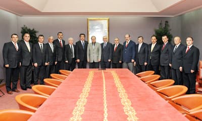 <font face="Arial" size="2">Cumhurbaşkanı G&uuml;l'&uuml;n kabul ettiği heyette, Başbakanlık Başm&uuml;şaviri ve T&uuml;rk D&uuml;nyası Belediyeler Birliği Kurucu Başkanı Erol Kaya; Azerbaycan Cumhuriyeti Adalet Bakanlığı Belediyelerle İş Merkezi Başkanı Methi I. Selimzadeh; Kuzey Kıbrıs T&uuml;rk Cumhuriyeti G&uuml;zelyurt Belediye Başkanı ve T&uuml;rk D&uuml;nyası Belediyeler Birliği As Başkanı Mahmut &Ouml;z&ccedil;ınar; İstanbul Bayrampaşa Belediyesi Başkanı, T&uuml;rk D&uuml;nyası Belediyeler Birliği Kurucu &Uuml;yesi ve Başkan Yardımcısı H&uuml;seyin B&uuml;rge; İstanbul Zeytinburnu Belediye Başkanı, T&uuml;rk D&uuml;nyası Belediyeler Birliği Kurucu &Uuml;yesi ve Başkan Yardımcısı Murat Aydın; İstanbul Valiliği İl Genel Meclisi Başkanı, T&uuml;rk D&uuml;nyası Belediyeler Birliği Kurucu &Uuml;yesi ve Başkan Yardımcısı H&uuml;samettin Ko&ccedil;ak; Sakarya Hendek Belediye Başkanı, T&uuml;rk D&uuml;nyası Belediyeler Birliği Kurucu &Uuml;yesi ve Başkan Yardımcısı Ali İnci; İstanbul Bağcılar Belediye Başkanı, T&uuml;rk D&uuml;nyası Belediyeler Birliği Başkan Yardımcısı Lokman &Ccedil;ağırıcı; İstanbul Ey&uuml;p Belediye Başkanı, T&uuml;rk D&uuml;nyası Belediyeler Birliği Başkan Yardımcısı İsmail Kavuncu; Karaman Belediye Başkanı ve T&uuml;rk D&uuml;nyası Belediyeler Birliği Başkan Yardımcısı Kamil Uğurlu; Rize Belediye Başkanı ve T&uuml;rk D&uuml;nyası Belediyeler Birliği Başkan Yardımcısı Halil Bakırcı; D&uuml;zce Belediye Başkan Yardımcısı ve T&uuml;rk D&uuml;nyası Belediyeler Birliği Başkan Yardımcısı İsmail Bayram ve T&uuml;rk D&uuml;nyası Belediyeler Birliği Genel Sekreteri Ertuğrul Gazi Sağlam yer aldı.</font>