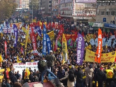 <p><font face="arial,helvetica,sans-serif" size="2">Eylem kararına ortak olan t&uuml;m konfederasyonların en y&uuml;ksek katılımı sağlama konusunda teşkilatlarını bilgilendirdiklerini ifade eden Kumlu, &quot;<font color="#333399">Eylemimiz diğer iş&ccedil;i ve memur konfederasyonlarının da desteği ve katılımıyla başlamıştır. Bu &ccedil;ağrıya kulak veren, TEKEL iş&ccedil;ilerinin sorununu kendi sorunuymuş gibi g&ouml;ren t&uuml;m iş&ccedil;ilere, memurlara teşekk&uuml;r ediyorum. Eylemimiz akşam saat 17.00'a kadar s&uuml;recektir. Bu s&uuml;re&ccedil;te başından beri bize destek olan, bug&uuml;n de bize anlayış g&ouml;steren halkımıza teşekk&uuml;r ediyorum. Unutulmaması gereken, bu eylem, taleplerimizin kabul edilmesi y&ouml;n&uuml;nde &ouml;nemli bir uyarıdır. Umuyorum ki h&uuml;k&uuml;met bu uyarıyı dikkate alacaktır</font>&quot; dedi.</font></p><p><font face="arial,helvetica,sans-serif" size="2">Karar doğrultusunda eyleme katılan konfederasyonlar, illerde kararlaştırılan ortak etkinliklere katılacak. </font><font face="arial,helvetica,sans-serif" size="2">T&Uuml;RK-İŞ Genel Başkanı Mustafa Kumlu ve T&uuml;rkiye Kamu-Sen Genel Başkanı Bircan Akyıldız, eylemlerinin 52. g&uuml;n&uuml;ndeki TEKEL iş&ccedil;ilerini ziyaret edecek.</font></p><p><font face="arial,helvetica,sans-serif" size="2">Kumlu, T&uuml;rk-İş Genel Merkezi &ouml;n&uuml;nde TEKEL iş&ccedil;ilerine hitap edecek. </font><font face="arial,helvetica,sans-serif" size="2">Ayrıca eyleme katılacak DİSK, KESK ve meslek &ouml;rg&uuml;tlerinin &uuml;yeleri, Kızılay Ziya G&ouml;kalp Caddesinde toplanıp basın a&ccedil;ıklaması yapacak.</font></p>