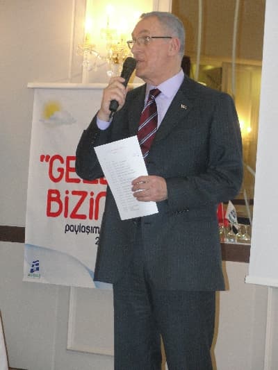 <font face="Arial" size="2">Hep birlikte yenilen &ouml;ğle yemeğinin ardından başta etkinliğe katılan y&ouml;netim kurulu &uuml;yeleri olmak &uuml;zere t&uuml;m AGDAŞ &ccedil;alışanları tarafından&nbsp; &ldquo;<font color="#333399">Model bir şirket olarak doğalgaz sekt&ouml;r&uuml;nde lider olmak</font> &ldquo; vizyonunun yazılı olduğu vizyon bildirgesinin altına imza atıldı. &Ouml;ğleden sonraki etkinlikte ise &uuml;nl&uuml; perk&uuml;syon ustası, Pasaporte Latino grubu &uuml;yesi Sn. Erhan Akhan tarafından AGDAŞ y&ouml;neticileri ve &ccedil;alışanları ile 3 saat s&uuml;ren perk&uuml;syon&nbsp; &ldquo;<font color="#333399">drum circle</font>&rdquo; &ccedil;alışması yapıldı. <br /><br />Ekip oluşturmanın, b&uuml;t&uuml;n halinde hareket edebilmenin ve birbirini dinlemenin &ouml;nemi &uuml;zerinde durulan eğitimde AGDAŞ &ccedil;alışanları b&uuml;y&uuml;k bir başarı g&ouml;stererek birlikte hareket edebilme konusundaki h&uuml;nerlerini sergilediler. 3 gruba ayrılan &ccedil;alışanlar, grup &ouml;nderlerinin y&ouml;netiminde birbirleriyle yarıştılar. Eğlence ve eğitimin i&ccedil; i&ccedil;e s&uuml;rd&uuml;ğ&uuml; &ldquo;<font color="#333399">Gelecek Bizimdir</font>&rdquo;&nbsp; paylaşım toplantısı t&uuml;m g&uuml;n s&uuml;rd&uuml;. Her yıl geleneksel olarak ger&ccedil;ekleştirilecek toplantıya katılan &ccedil;alışanlar y&ouml;neticileri ile birlikte vakit ge&ccedil;irmekten mutluluk duyduklarını dile getirdiler. AGDAŞ İcra Kurulu Başkanı M.Fatih Erdem&lsquo;in kapanış konuşması ile etkinlik sona erdi.</font>