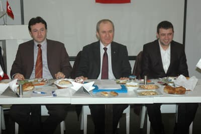 <p><font face="Arial" size="2" color="#000000"><strong>&Ouml;nce Kendi İşlerini Yapsınlar</strong></font><br /><br /><font face="Arial" size="2">G&uuml;rpınar, genel kurul sırasında &uuml;z&uuml;nt&uuml; erici bazı olaylara şahit olduğunu ifade ederek,<font color="#333399"> &ldquo;Olağan Genel Kurul s&uuml;recini yaşadık. Bu s&uuml;re&ccedil;te &uuml;z&uuml;lerek bir takım olaylara şahit oldum. Maalesef genel kurulumuza inşaat m&uuml;hendislerinin dışında, m&uuml;hendislikle uzaktan yakından ilgisi olmayan bir takım &ccedil;evreler m&uuml;dahil olmaya &ccedil;alıştı. Bizim se&ccedil;imlerimize kamu kurum ve kuruluşları belediyeler, iktidarıyla, muhalefette olan bazı siyasi partiler de m&uuml;dahil olup, bizim g&ouml;reve gelmemiz adına bir şeyler yapmaya &ccedil;alıştılar. Adapazarı Belediyesi 2 başkan yardımcısını g&ouml;revlendirdi. Bunlar inşaat m&uuml;hendisliği ile ve odamızla uzaktan yada yakınlığı olmayan kişiler. Biri Mali İşlerden Sorumlu Başkan Yardımcısı Rıdvan &Ouml;z&uuml;m, biri Teknik İşlerden Sorumlu Başkan Yardımcısı Metin Velioğlu, diğeri de B&uuml;y&uuml;kşehirde İmar İşleri Daire Başkanı Zafer Poyraz. Bunlar arkadaşlarımızı arayarak etki altında bırakma yolunda bir hayli &ccedil;alıştılar. Bizimle ilgisi olmayan &ccedil;alıştıkları kurumda, memur kadrosunda olan bu kişilerin, taraf olduğu herkes tarafından kabul edilmiştir. Ben bu arkadaşlarımızın artık tarafsız olarak, g&ouml;rev yapamayacağını d&uuml;ş&uuml;nerek, bunların istifalarını istiyorum. Bunlar bu saatten sonra yaptıkları işlerde, &ccedil;ok fazla devletin g&ouml;stereceği ciddiyeti g&ouml;stereceklerine inanmıyorum. Bunlar &ouml;nce kendi işlerini yapsınlar. Yapmadıkları takdirde her g&uuml;n &ouml;nlerine bu se&ccedil;im s&uuml;recinde yaşadıklarımızı hatırlatarak, siz kendi işinizi yapın. &Ouml;ncelikle bir başka işlere karışmayın&rdquo; </font>dedi.</font></p>
