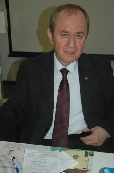 <p><font face="Arial" size="2">Sakarya'nın yararına olan projeleri desteklediklerini ancak yararına olmayan projeleri desteklemeyeceklerini ifade eden G&uuml;rpınar, <font color="#333399">&ldquo;Bu se&ccedil;im s&uuml;recinde bir oyun oynandığını hissettim. İstemediğimiz projeler ortaya konmak isteniyor. Bizim neyi istemediğimize gelince t&uuml;nel ge&ccedil;işli kavşak, gar meydanında yapılan arsa satışı, kent meydanının &uuml;zerine ticari d&uuml;kkanlar yapılmasını istemedik, &ccedil;imento fabrikasının yapılmasını, Kaynarca'ya &ccedil;inko geri kazanım tesislerinin yapılmasını, Karasu termik santralini, su kaynaklarının verimli kullanılmamasını ve verimli paylaşılmamasını, &ccedil;arpık yapılaşmayı, hasarlı binalarda oturulmamasını g&uuml;venli bir kent yapılmamasını istedik. Şimdi soruyorum bunları isteyen var mı. Bunları isteyen varsa karşılıklı g&ouml;r&uuml;ş&uuml;r o &ccedil;er&ccedil;eve de bir bilimsel &ccedil;alışma yaparız . Şuna karşı &ccedil;ıktık mı bir Ballıkaya barajını istedik. Kent park yapılsın dedik. Projenin Hollandalı m&uuml;hendisler tarafından yapılmasına karşı &ccedil;ıktık. Kent Meydanında sıra d&uuml;kkanların yapılmasına karşı &ccedil;ıktık. Toplu taşımaya akıl karta ge&ccedil;ildi karşı &ccedil;ıkmadık. Bilim ve teknik tarafından istenenlere biz sonuna kadar destek olduk. Bilim ve teknik tarafından istenmeyen siyasi taraftan istenenlere arkalarında başka şeylerin d&uuml;ş&uuml;n&uuml;ld&uuml;ğ&uuml; projelere bug&uuml;ne kadar şiddetle karşı &ccedil;ıktık &ccedil;ıkmaya da devam edeceğiz. 400 yataklı hastanenin yapılmasıyla alakalı biz istemiyor gibi g&ouml;stermeye &ccedil;alıştılar biz aksine elimizden ne geliyorsa bunun yapılması i&ccedil;in destek olduk. Orman B&ouml;lge M&uuml;d&uuml;rl&uuml;ğ&uuml;n&uuml;n bulunduğu alanın bir sağlık kamp&uuml;s&uuml; ilan edilmesini sağlık problemlerinin hepsinin aynı alanda &ccedil;&ouml;z&uuml;lmesini hem ulaşım a&ccedil;ısından diğer fakt&ouml;rler a&ccedil;ısından faydalı olacağına inanıyorum. B&uuml;y&uuml;kşehir belediyesi b&uuml;nyesinde deprem inceleme m&uuml;d&uuml;rl&uuml;ğ&uuml; kurulmasını istedik. Bununla ilgili en ufak bir &ccedil;alışma olmadığını g&ouml;r&uuml;yorum &ldquo; </font>şeklinde s&ouml;zlerini tamamladı.</font></p>