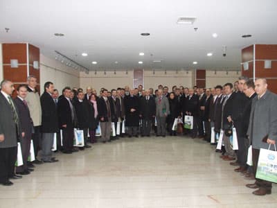 <p><strong><font face="Arial" size="2">En Gen&ccedil; ve En Kıdemli M&uuml;d&uuml;r</font></strong></p><p><font face="Arial" size="2">Hafta i&ccedil;inde yeni g&ouml;revlerine başlamanın heyecanını yaşayan okul m&uuml;d&uuml;rleri eğitime verdiği destek nedeniyle Vali H&uuml;seyin Atak'a &ccedil;i&ccedil;ek takdim ederken, Vali Atak ise t&uuml;m okul m&uuml;d&uuml;rlerine g&uuml;n&uuml;n anısına birer hediye verdi.</font></p><p><font face="arial,helvetica,sans-serif" size="2">141 okul ve kurum m&uuml;d&uuml;r&uuml;n&uuml;n hazır bulunduğu toplantıda, en gen&ccedil; m&uuml;d&uuml;r Fatih Yiğit ve en kıdemli m&uuml;d&uuml;r Zerin Y&uuml;cel birer konuşma yaparak, &uuml;stlendikleri sorumluluğun bilincinde olduklarını, kendilerine verilen bu g&ouml;revi layıkıyla yerine getireceklerini s&ouml;ylediler.</font></p>