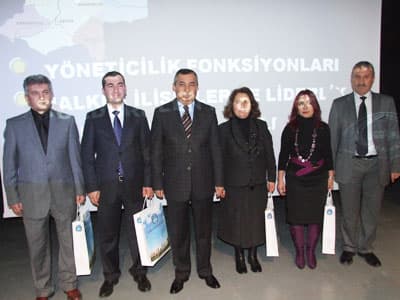 <strong><font face="Arial" size="2">60 Yeni Okul A&ccedil;ıldı</font></strong> <p><font face="Arial" size="2">İl Milli Eğitim M&uuml;d&uuml;r&uuml; Murat Yazıcı ise toplantıda yaptığı konuşmada, Vali H&uuml;seyin Atak'ın eğitime verdiği b&uuml;y&uuml;k destek sayesinde ilimizde son &uuml;&ccedil; yıl i&ccedil;inde 60 yeni okulun hizmete a&ccedil;ıldığını belirterek, t&uuml;m milli eğitim camiası adına Vali H&uuml;seyin Atak'a ş&uuml;kranlarını iletti. İl Milli Eğitim M&uuml;d&uuml;r&uuml; Murat Yazıcı, toplantının son b&ouml;l&uuml;m&uuml;nde yeni okul m&uuml;d&uuml;rlerine y&ouml;neticilik konusunda kısa bir sunum yaptı.</font></p><p><font face="arial,helvetica,sans-serif" size="2">AFA K&uuml;lt&uuml;r Merkezi'nde biraraya gelen yeni m&uuml;d&uuml;rlerden 99'u ilk&ouml;ğretim okullarına, 30'u orta&ouml;ğretim okullarına, 8'i Halk Eğitim Merkezlerine, 4'&uuml; ise &Ouml;ğretmenevlerine atandı.</font></p>