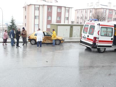 Camili Mahallesi&#8217;nde Trafik Kazası: 2 Yaralı
