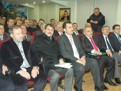 <font face="arial,helvetica,sans-serif" size="2">&ldquo;T&uuml;rkiye d&uuml;nyada itibar edilen bir &uuml;lke olmuştur&rdquo;diyen Tanrıverdi konuşmasını ş&ouml;yle s&uuml;rd&uuml;rd&uuml;; &ldquo; Yurt dışı değerlendirme kurumları, T&uuml;rkiye&rsquo;nin itibarının arttığını g&ouml;steren g&ouml;stergeleri ortaya koymaktadır. D&uuml;nya ekonomiyle ilgilenen kurumları T&uuml;rkiye&rsquo;nin &ouml;nemli bir gelişime ortaya koyduğunu ve d&uuml;nyanın i&ccedil;inde bulunduğu ekonomik krize rağmen ayakta duran bir &uuml;lke olduğunu tescil etmiştir. AK Parti iktidarı d&ouml;neminde &uuml;lkemiz ayaklarını ekonomik ve sosyal y&ouml;nden sağlam yere basmıştır. Bu olunca elbette d&uuml;nya &uuml;lkeleri arasında &ouml;nemli bir &uuml;lke olmuştur. B&ouml;lgesinde lider bir &uuml;lke olduğu gibi d&uuml;nyada da hatırı sayılır bir &uuml;lke olmuştur. 152 &uuml;lkenin oyuyla BM G&uuml;venlik Konseyi &uuml;yesi se&ccedil;ilmiştir. Avrupa Parlementosu Konseyi Parlamenterler Meclisi Başkanlığına bir T&uuml;rk milletvekili arkadaşımız başkan se&ccedil;ilmiştir. Avrupa Parlementosunda b&ouml;ylesi bir başkanlığı elde etmek T&uuml;rkiye&rsquo;mizin adına bizim parlamenterimizin oraya oturması T&uuml;rkiye&rsquo;nin nereden nereye geldiğini, d&uuml;nya &uuml;lkeleri arasındaki değerini ortaya koyan &ouml;nemli bir g&ouml;stergedir&rdquo; şeklinde konuştu.<br /><br />Heyet daha sona t&uuml;m belediye başkanlarının katılımı ile ger&ccedil;ekleştirilecek değerlendirme toplantısına gitti.<br /></font>