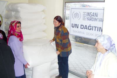 İHH'dan 201 YÖÇEYDER Ailesine 50'şer Kg.'lık Un