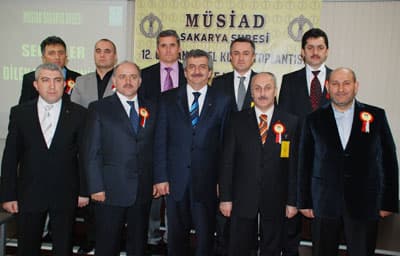 <p><font face="arial,helvetica,sans-serif" size="2"><strong>DERNEK BİNASI</strong></font></p><p><font face="arial,helvetica,sans-serif" size="2">Ballıca Camii İmam Hatibi Aydın Kılı&ccedil;&rsquo;ın Kuran&rsquo;ı Kerim Tilaveti ve ardından Saygı Duruşu ile İstiklal Marşı&rsquo;nın okunmasıyla başlayan kongre; &ldquo;K&uuml;resel &Ccedil;ağda Yeni Bir Hılfu&rsquo;l-Fudul&rdquo; adlı sinevizyon g&ouml;sterimi devam etti. Gen&ccedil; M&Uuml;SİAD Sakarya Şube Başkanı Ahmet Zahit Elmas&rsquo;ın sunuculuğunu yaptığı kongrede ilk konuşmayı yapan M&Uuml;SİAD Sakarya Şubesi Başkanı Necati Atalay; katılımlarından dolayı herkese teşekk&uuml;r ederek, g&ouml;revi başarılı bir şekilde Halit İnci&rsquo;ye teslim etmenin gururunu yaşadığını s&ouml;yledi.</font></p>