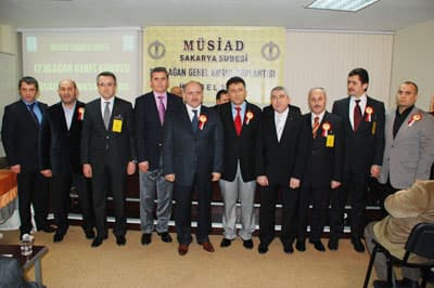 <p><font face="arial,helvetica,sans-serif" size="2"><strong>BAŞARILI G&Ouml;REV</strong></font></p><p><font face="arial,helvetica,sans-serif" size="2">M&Uuml;SİAD GİK &Uuml;yesi Mehmet Aracı&rsquo;nın Divan Başkanlığını, Başkan Yardımcılığını Yıldıray &Ccedil;akar ile Divan katipliğini de Sadettin &Ouml;zcan&rsquo;ın yaptığı kongrede konuşan M&Uuml;SİAD Genel Başkan Yardımcısı Hasan B&uuml;y&uuml;kdede; Sakarya&rsquo;nın potansiyelinin b&uuml;y&uuml;k olduğunu belirterek, Sakarya M&Uuml;SİAD ve işadamlarıyla iftihar ettiğini s&ouml;yleyerek, yeni y&ouml;netime başarılar diledi. M&Uuml;SİAD&rsquo;ın yeni şube Başkanı Halit İnci ise konuşmasında; eski y&ouml;netime teşekk&uuml;r ederek, aldığı bayrağı başarılı &ccedil;alışmalar yaparak, devam ettireceğini s&ouml;yledi.</font><font face="arial,helvetica,sans-serif" size="2">&nbsp;</font></p>
