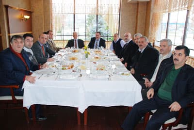 <p><font face="arial,helvetica,sans-serif" size="2"><strong>OTOB&Uuml;SLER BİR NUMARA</strong></font></p><p><font face="arial,helvetica,sans-serif" size="2">Ziyaretle ilgili a&ccedil;ıklama yapan İşadamı Ali Osman Ulusoy; g&uuml;n&uuml;m&uuml;zde otob&uuml;slerin, u&ccedil;aklardan daha iyi hizmet verdiğini iddia ederek;<font color="#333399"> &ldquo;50 yıl &ouml;nce kimse u&ccedil;ağın yanına gidemez ve u&ccedil;ağa belli itibar g&ouml;ren kişiler biner ve her t&uuml;rl&uuml; hizmet verilirdi. Şimdi ise, u&ccedil;ağa herkez biner oldu, fakat hizmetler azaldığı gibi, suyu parayla satılır duruma geldi. Ama otob&uuml;slerimizin canı &ccedil;ıkıyor. Şimdi ise otob&uuml;s hizmetleri bir numara olmuş ve yolculara da her t&uuml;rl&uuml; hizmeti vermektedir&rdquo;</font> dedi.</font><font face="arial,helvetica,sans-serif" size="2">&nbsp;</font></p>