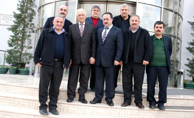 <p><font face="arial,helvetica,sans-serif" size="2"><strong>VİB &Ouml;NC&Uuml;L&Uuml;K YAPMIŞTIR</strong></font></p><p><font face="arial,helvetica,sans-serif" size="2">Sakarya VİB Turizm, T&uuml;rkiye&rsquo;de otob&uuml;s işletmeciliğinde her zaman yenliği getirdiğini ifade eden Ulusoy;<font color="#333399"> &ldquo;VİB Turizm, model ve otob&uuml;s değişikliğinde &ouml;nc&uuml;l&uuml;k yapmıştır. T&uuml;rkiye&rsquo;de ilk defa Mercedes kullanan otob&uuml;s işletmesi olmuştur. Ulusoy olarak, VİB ile birlikte, Mercedes Mengenler&rsquo;in yeni kampanyalarında anlaşma i&ccedil;inde olduk. Şimdiye kadar hi&ccedil;bir problemimiz olmadı. Bug&uuml;ne kadar gelen arkadaşlarımız, VİB Turizm&rsquo;i iyi yerlere getirmiştir ve bundan sonra da b&ouml;yle olacağına inanıyorum&rdquo; </font>diye konuştu.</font><font face="arial,helvetica,sans-serif" size="2">&nbsp;</font></p><p><font face="arial,helvetica,sans-serif" size="2"><strong>VİB TURİZMİN HİZMETİ</strong></font></p><p><font face="arial,helvetica,sans-serif" size="2">VİB Turizm, Mercedes&rsquo;ten iyi hizmetler ve istediği zaman otob&uuml;s aldığını belirten &uuml;nl&uuml; İşadamı Ali Osman Ulusoy;<font color="#333399"> &ldquo;Mercedes tarafından VİB&rsquo;e fiyat konusunda da gereken yardımlarda yapılmıştır. İstanbul-Ankara ile başlayan VİB Turizm şimdi ise Ege ve Karadeniz&rsquo;e kadar uzanan hizmeti vermektedir. Kaptan ve Muavini ile Sakaryalıları memnun etmiştir&rdquo;</font> diyerek, VİB Turizm&rsquo;i &ouml;vd&uuml;.<br /></font></p>