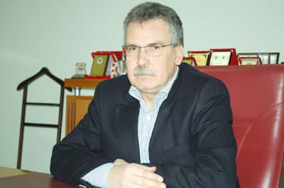 <p><font face="Arial" size="2">İş&ccedil;i temsilcilerini kongreye davet eden &Ccedil;okol,<font color="#333399"> &ldquo;3 d&ouml;nemden bu yana iş&ccedil;i arkadaşlarımız i&ccedil;in m&uuml;cadele verdik, bu m&uuml;cadelemiz bundan sonrada devam edecek. Ge&ccedil;tiğimiz d&ouml;nem bir &ouml;zelleştirme s&uuml;reci yaşadık. Bu &ouml;zelleştirme s&uuml;recinde hi&ccedil;bir arkadaşımızın burnunu bile kanatmadık. Ge&ccedil;tiğimiz d&ouml;nem de taşeronlarla m&uuml;cadele ettik. T&uuml;rk-İş'in aldığı t&uuml;m eylem planlarını en iyi şeklide yaptık. İş&ccedil;i arkadaşlarımız i&ccedil;in en iyi m&uuml;cadeleyi verdik ve vermeye de devam edeceğiz. Genel kurulumuz birlik ve beraberlik i&ccedil;inde &ccedil;alışma hayatına mesajlar vererek ge&ccedil;ecek&rdquo; </font>dedi.</font></p>