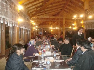 <font face="Arial" size="2">Birlik ve b&uuml;t&uuml;nl&uuml;ğ&uuml;n Ceylan Medikal ailesi i&ccedil;in 1. Sırada &ouml;nemli olduğu ve y&ouml;netimin bunun s&uuml;rd&uuml;r&uuml;lmesi i&ccedil;in gerekli her t&uuml;rl&uuml; &ccedil;abayı sarf edeceği ifade edildi.<br /><br />Ailelere kısaca Ceylan Medikal`de bir g&uuml;n&uuml;n nasıl yaşandığı kesit olarak sunuldu. Sabah poğa&ccedil;a, &ccedil;ay fasılları ve g&uuml;n i&ccedil;i devinimlerin neler olduğu anlatıldı. Esprilerle renklenen Ceylan Medikal`de bir g&uuml;ne ait yaşamsal kesit ailelerin &ccedil;ok hoşuna gitti. &Ccedil;ocukların neşesi&nbsp;ise g&ouml;r&uuml;lmeye değerdi.</font> <p><font face="Arial" size="2">Gelecekte bu t&uuml;r etkinlikleri sıklaştırmak isteyen Ceylan Medikal y&ouml;netimi, Adapazarı&rsquo;ndan sonra Marmara b&ouml;lgesinde de ticari kalitesini g&ouml;stermeyi hedefleyerek 2010 yılında bu y&uuml;r&uuml;y&uuml;ş&uuml; başlattıklarını ifade ettiler.</font></p>