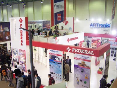 <p><font face="arial,helvetica,sans-serif" size="2">Federal Aydınlatma, A2 sınıfı ger&ccedil;ek tip profesyonel elektronik balastlarını sergileyecek. G&uuml;n&uuml;m&uuml;z&uuml;n en b&uuml;y&uuml;k problemi olarak g&ouml;sterilen enerji darboğazının &ouml;n&uuml;ne ge&ccedil;ebilmek i&ccedil;in %35'lere varan enerji tasarrufu sağlayan elektronik balastlarını &uuml;reten Federal Aydınlatma, yakın gelecekte aydınlatma armat&uuml;rleri de piyasaya verecek. </font></p><p><font face="arial,helvetica,sans-serif" size="2">Federal Elektrik şalt gurubu &uuml;r&uuml;nlerinin yanı sıra doğalgaz saya&ccedil;larını da standında sergileyecek. Kompakt tip elektronik doğalgaz saya&ccedil;ları ve &ouml;n &ouml;deme mod&uuml;lleri teknolojik &uuml;st&uuml;nl&uuml;ğ&uuml; ile ilgi &ccedil;ekecek.&nbsp; Kompakt tip elektronik doğal gaz saya&ccedil;ları ve &ouml;n &ouml;deme mod&uuml;lleri GPRS ve RF gibi haberleşme teknolojilerine sahip. Y&uuml;zde 51'i Federal Group' a, y&uuml;zde 49'u &Ouml;zbekistan Gaz Bakanlığına ait &quot;Uzfederalgaz&quot; ismiyle 2007 yılında kurulan ve amacı &Ouml;zbekistan'ın doğalgaz altyapısını yenilemek olan firmanın ana &uuml;r&uuml;n&uuml; olan doğalgaz saya&ccedil;larının ihracatı hızla devam ediyor.<br />&nbsp;<br />Federal, &uuml;r&uuml;nlerini yakından incelemeniz i&ccedil;in standına t&uuml;m okuyucuları davet ediyor.</font></p>