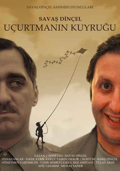 <p><font face="arial,helvetica,sans-serif" size="2"><strong>Geniş Aile dizisinde yıldızı parlayan İlker Ayrık ve Aykut Taşkın'ın oynadığı iki kişilik bu oyunun konusu ise ş&ouml;yle;</strong></font></p><p><font face="arial,helvetica,sans-serif" size="2">Oyun, babası tarafından devamlı ezilmiş insanın, ileriki yaşamında, &ccedil;ektiği psikolojik sorunları ele alıyor&hellip; Babası tarafından, &ccedil;ocukluğundan başlayarak baskıya uğrayan karakter (Aykut Taşkın), &ouml;lm&uuml;ş babasına rağmen yaşamını normale sokamaz ve devamlı suretle ge&ccedil;mişiyle y&uuml;zleşir. <br /><br />Bu y&uuml;zleşme ilk &ccedil;ocukluk yıllarından gen&ccedil;lik d&ouml;nemine, askerlik yaşantısından iş hayatına değin s&uuml;rer gider. Yapmak istedikleri ve yapamadıkları</font></p><p><font face="arial,helvetica,sans-serif" size="2">Zaman az gitmiş uz gitmiş dere tepe d&uuml;z gitmiş, &ccedil;ocuk b&uuml;y&uuml;m&uuml;ş kocaman olmuş. Ama &quot;başkasının&quot; ona giydirdiği giysinin i&ccedil;inde hapis kalmış ruhu. Kendini kendi kendine mahk&ucirc;m etmiş de ne yaşayacak g&uuml;c&uuml; ne &ouml;lecek cesareti bulamamış. <br /><br />Hayatta hi&ccedil; bir şeyi kendi iradesi ile yapamamış. Başladığı ve bitirdiği tek şey olan mektubunu sol g&ouml;ğs&uuml;n&uuml;n &uuml;st&uuml;ndeki cebinde dururken. Kapı &ccedil;almış.</font></p>
