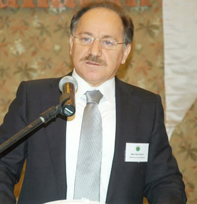 <strong><font face="Arial" size="2" color="#000000">Eleman İhtiya&ccedil;ları Karşılanacak</font></strong> <p><font size="2"><font face="Arial">SEDAŞ'ın 5 ve 10 yıllık yatırım projelerinin EPDK'ya (Enerji Piyasası D&uuml;zenleme Kurumu) sunulduğunu belirten G&uuml;ven, &ccedil;&ouml;z&uuml;m ve m&uuml;şteri odaklı hizmet i&ccedil;in 2010 yılında 20 milyon TL civarında yatırım yapmayı &ouml;ng&ouml;rd&uuml;klerini kaydetti. G&uuml;ven, bu yıl i&ccedil;inde hayata ge&ccedil;irilecek yatırımları ş&ouml;yle sıraladı; &quot;<font color="#333399">İl ve il&ccedil;elerde her t&uuml;r m&uuml;racaat, saya&ccedil;, tahakkuk, tahsilat, &ouml;deme ve abonelik işlemlerini karşılamak &uuml;zere M&uuml;şteri Hizmetleri Merkezi kurulacak. Uzun yıllardır manuel olarak yapılan saya&ccedil; okumaları bu yıldan itibaren GPRS ile yapılmaya başlanacak. B&ouml;ylelikle manuel okumada bilgilerin kaydedilmesi, hesaplanması gibi s&uuml;re&ccedil;lerde yaşanan zaman kaybı ve yanlış hesaplamaların &ouml;n&uuml;ne ge&ccedil;ilecek. 1 Şubat tarihi itibariyle t&uuml;m arıza birimlerine gelen bildirimlerin tek merkezden alınması amacıyla bir &Ccedil;ağrı Merkezi &uuml;ss&uuml; oluşturuldu. Bu hizmet kapsamında SEDAŞ, profesyonel firmalardan destek alarak &Ccedil;ağrı Merkezi'ni hayata ge&ccedil;irdi. Ana arterler &uuml;zerinde aydınlatma projekt&ouml;rleri ile tesis yapımına yıl i&ccedil;inde devam edilecek ve sadece bu aydınlatma işi i&ccedil;in 400 bin TL'lik yatırım yapılacak. Ş</font></font></font><font size="2"><font face="arial,helvetica,sans-serif"><font color="#333399">irketin yeniden yapılanmasıyla ilgili proje y&uuml;r&uuml;t&uuml;lecek olup, birimlerin işleyişiyle ilgili prosed&uuml;rler yeniden oluşturulacak, g&ouml;rev dağılımları buna g&ouml;re yapılandırılacak. Şirketin yeniden yapılanmasıyla ilgili yeni oluşan birimler ve buna bağlı olarak doğan eleman ihtiya&ccedil;ları yıl i&ccedil;inde karşılanacak.&quot;</font></font></font></p>