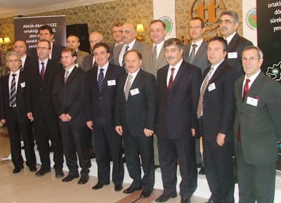 <font face="Arial"><font size="2"><strong><font color="#000000">D&ouml;n&uuml;ş&uuml;m Projesi Y&uuml;r&uuml;t&uuml;lecek </font></strong><br /><br />2009 yılında 'D&ouml;n&uuml;ş&uuml;m Projesi' ile planlanan m&uuml;şteri memnuniyetine y&ouml;nelik &ccedil;alışmalar kapsamında 45 il&ccedil;enin yanı sıra b&ouml;lge genelinde &ccedil;ok sayıda M&uuml;şteri Hizmetleri Merkezi kurucaklarını ve bu merkezler aracılığı ile m&uuml;şterilerimizin arıza, tesis, saya&ccedil;, tahakkuk, tahsilat, ve abonelik işlemlerine y&ouml;nelik talepleri kabul edilerek &ccedil;&ouml;z&uuml;mler &uuml;retilmeye devam edeceklerini belirten G&uuml;ven, <font color="#333399">&quot;1 Şubat 2010 tarihi itibariyle devreye giren &Ccedil;ağrı Merkezimiz aracılığı ile arıza ihbarları alınmakta, arıza hizmeti </font><font color="#333399">birimlerinin Alo 186 hattına merkezi bir yapıdan cevap vermesi sağlanmaktadır. 2010 yılında şirketimizin yeniden yapılanmasıyla ilgili 'D&ouml;n&uuml;ş&uuml;m Projesi' y&uuml;r&uuml;t&uuml;lecek olup, birimlerin işleyişiyle ilgili prosed&uuml;rler yeniden oluşturulacak ve g&ouml;rev dağılımları buna g&ouml;re yapılacaktır. Yeni oluşan birimler ve buna bağlı olarak doğan eleman ihtiya&ccedil;ları yıl i&ccedil;inde karşılanacaktır. SEDAŞ iş g&uuml;c&uuml;n&uuml; artırmakta ve kaliteli hizmet &uuml;retimi i&ccedil;in insan kaynaklarını zenginleştirmektedir&quot;</font> dedi. </font></font><p><font face="arial,helvetica,sans-serif" size="2">G&uuml;ven, yeni yılda 100 kişilik istihdam oluşturmayı hedeflediklerini s&ouml;yledi. </font></p>