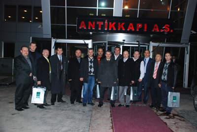 <font size="2"><font face="Arial"><strong>Y&Ouml;NETİM KURULLARI<br /></strong><br />Toplantıya: Adem Bilgen Başkanlığı'ndaki SATSO 7. Meslek Komitesi Y&ouml;netim Kurulu &Uuml;yeleri; Abdullah Demir, Alican Dalkan, Necmi İbil, M. &Ouml;nal Taş&ouml;z ve Hasan Uzel ile Cemil Akyıldız Başkanlığı'ndaki KTO 3. Meslek Komitesi Y&ouml;netim Kurulu &Uuml;yeleri; Avni Arıcan, B&uuml;lent Karag&ouml;z, Engin Kara, Volkan Taşd&ouml;nderen, Bahattin Karaaslan, B&uuml;nyamin Atuk ve Turan Akkuş katıldı.<br />&nbsp;<br /><strong>ORTAK ALANLAR</strong><br /><br />Her iki kardeş şehrin eş meslek komitelerinin mesleki sorunlarının tartışıldığı ve bu sorunların &ccedil;&ouml;z&uuml;m&uuml; i&ccedil;in karşılıklı neler yapılabileceği konusunda fikir alışverişinde bulunulduğu toplantıda; Kocaeli ile Sakarya'nın sorunlarının birbirine benzediği, Kocaeli ile Sakarya'nın sınırlarının i&ccedil; i&ccedil;e olduğu ve her iki ilin Sapanca g&ouml;l&uuml;nden aynı suyu kullanıldığı belirtildi.</font></font>