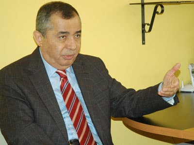 <font face="Arial" size="2">Sakarya'da sağlık alanında da &ouml;nemli yatırımlar yapıldığını ifade eden Atak,<font color="#333399"> &ldquo;Sakarya Eğitim ve Araştırma Hastanesi'nin yeni 400 yataklı hastane binasının bu yıl sonun da tamamlanması hedefleniyor. 400 yataklı hastane binası bitince Korucuk'ta bulunan hastaneyi Tıp Fak&uuml;ltesi'ne etmeyi planlıyoruz. Sakarya merkezde 400 yataklı hastane, Yenikent'te 250 yataklı hastane ve Korucuk'ta Tıp Fak&uuml;ltesi ile Sakarya &ouml;nemli sağlık kuruluşlarına sahip olacak. Tıp Fak&uuml;ltesi Morfoloji binasının yapımı i&ccedil;in Korucuk'ta 35 d&ouml;n&uuml;m bir alan tahsis edildi. Bunların da tamamlanmasıyla sağlık alanında altyapı sorunu kalmayacak diye d&uuml;ş&uuml;n&uuml;yorum&rdquo;</font> dedi.Serdivan il&ccedil;esinde 5 bin kişilik kapalı spor salonu yapılacağını ifade eden Vali Atak, Sakarya'nın şuan en &ouml;nemli sorununun orta hasarlı konutlar olduğunu kaydetti.</font>