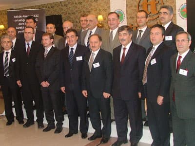 <p><font face="Arial" size="2">SEDAŞ'ta organizasyon yapısını değiştirdiklerini ve ekonomik kriz ortamında 100 kişilik yeni istihdam sağladıklarını belirten G&uuml;ven, m&uuml;şteri memnuniyetine verdikleri &ouml;nem &ccedil;er&ccedil;evesinde s&uuml;rekli kamuoyunun nabzını tuttuklarını, m&uuml;şterilerden gelen şikayet ve başvurulara ivedilikle eğilerek sorunları en kısa s&uuml;rede &ccedil;&ouml;z&uuml;me ulaştırdıklarını kaydetti. SEDAŞ'ın 5 ve 10 yıllık yatırım projelerinin EPDK'ya (Enerji Piyasası D&uuml;zenleme Kurumu) sunulduğunu belirten G&uuml;ven, &ccedil;&ouml;z&uuml;m ve m&uuml;şteri odaklı hizmet i&ccedil;in 2010 yılında 20 milyon TL civarında yatırım yapmayı &ouml;ng&ouml;rd&uuml;klerini kaydetti. G&uuml;ven, bu yıl i&ccedil;inde hayata ge&ccedil;irilecek yatırımları ş&ouml;yle sıraladı; </font><font color="#333399"><font face="Arial" size="2">&quot;İl ve il&ccedil;elerde her t&uuml;r m&uuml;racaat, saya&ccedil;, tahakkuk, tahsilat, &ouml;deme ve abonelik işlemlerini karşılamak &uuml;zere M&uuml;şteri Hizmetleri Merkezi kurulacak. Uzun yıllardır manuel olarak yapılan saya&ccedil; okumaları bu yıldan itibaren GPRS ile yapılmaya başlanacak. B&ouml;ylelikle manuel okumada bilgilerin kaydedilmesi, hesaplanması gibi s&uuml;re&ccedil;lerde yaşanan zaman kaybı ve yanlış hesaplamaların &ouml;n&uuml;ne ge&ccedil;ilecek. 1 Şubat tarihi itibariyle t&uuml;m arıza birimlerine gelen bildirimlerin tek merkezden alınması amacıyla bir &Ccedil;ağrı Merkezi &uuml;ss&uuml; oluşturuldu. Bu hizmet kapsamında SEDAŞ, profesyonel firmalardan destek alarak &Ccedil;ağrı Merkezi'ni hayata ge&ccedil;irdi. Ana arterler &uuml;zerinde aydınlatma projekt&ouml;rleri ile tesis yapımına yıl i&ccedil;inde devam edilecek ve<br />sadece bu aydınlatma işi i&ccedil;in 400 bin TL'lik yatırım yapılacak. Şirketin yeniden yapılanmasıyla ilgili proje y&uuml;r&uuml;t&uuml;lecek olup, birimlerin işleyişiyle ilgili prosed&uuml;rler yeniden oluşturulacak, g&ouml;rev dağılımları buna g&ouml;re yapılandırılacak. Şirketin yeniden yapılanmasıyla ilgili yeni oluşan birimler ve buna bağlı olarak doğan eleman ihtiya&ccedil;ları yıl i&ccedil;inde karşılanacak.&quot;</font><br /></font></p>
